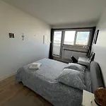 Chambre Privee Dans Appartement Femmes Uniquement Vue Tour Eiffel Et Piscine
